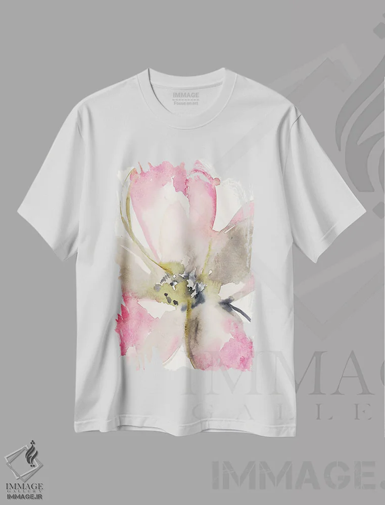 تیشرت سفید طرح دار گلبرگ های سرخابی I، دکور معاصر اثر جنیفر گلدبرگر | فروشگاه ایماژ