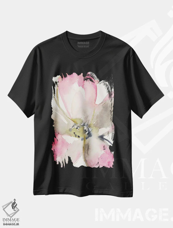 تیشرت مشکی طرح دار گلبرگ های سرخابی I، دکور معاصر اثر جنیفر گلدبرگر | immage.ir