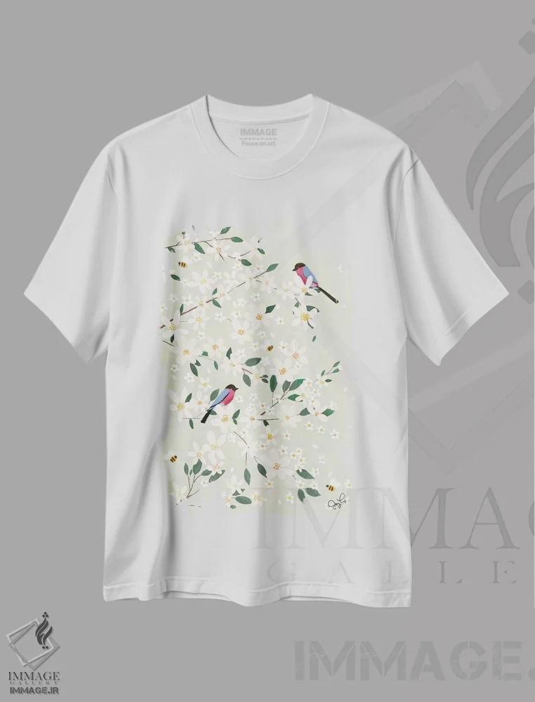 تیشرت سفید طرح دار سهره های شکوفه سیب، دکور بوهمی اثر جوی لافرم | immage.ir