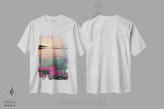 تیشرت سفید طرح دار طلوع آفتاب لوفوتن صورتی، تزئینی اثر جولیانا لوومر | immage.ir