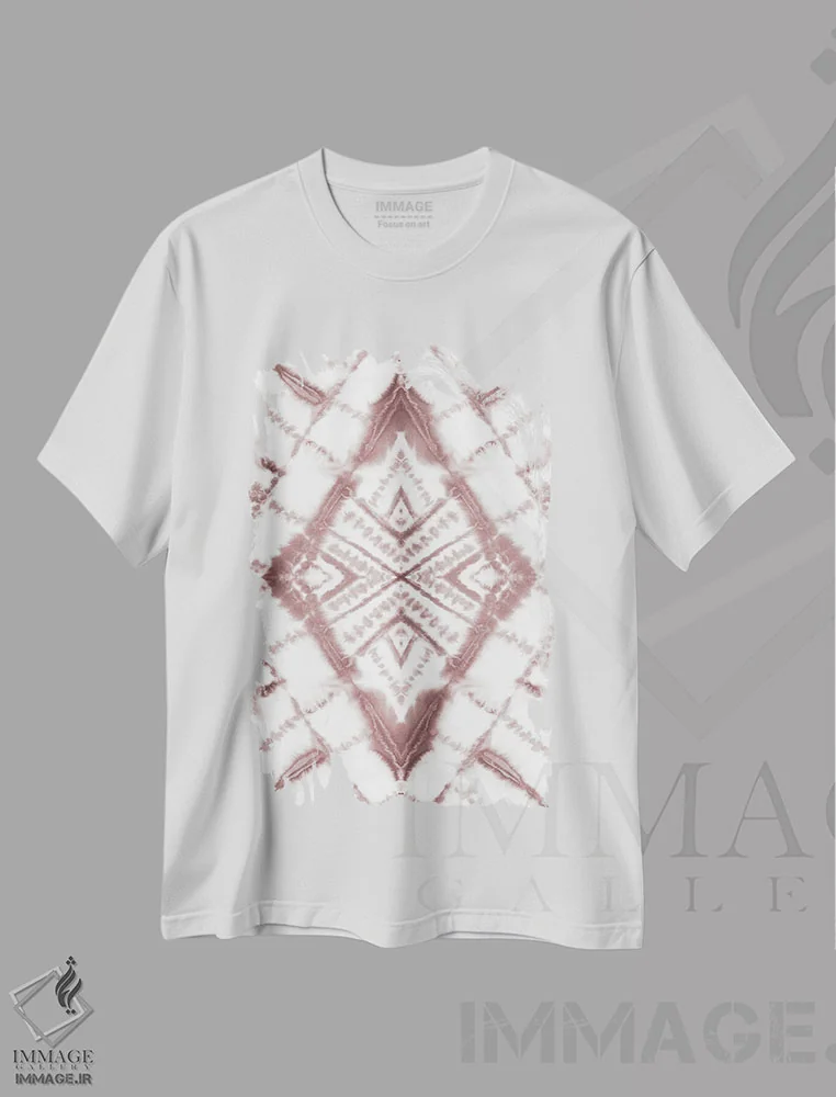تیشرت سفید طرح دار رنگ رزی لوزی تاوپ، آبستره اثر ژاکلین مالدونادو | immage.ir