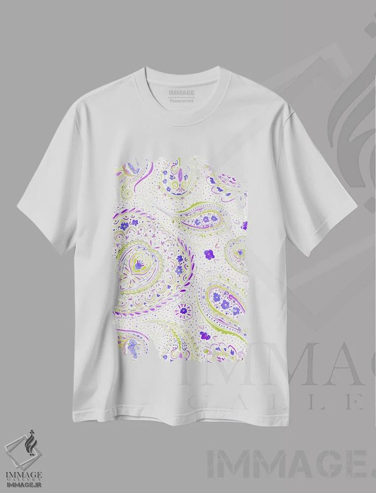 تیشرت سفید طرح دار نقش بته جقه آبرنگی بنفش، تزئینی اثر ژاکلین مالدونادو | immage.ir