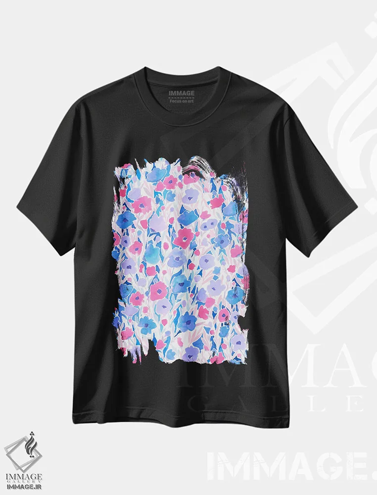 تیشرت مشکی طرح دار مزرعه گل آبی یاسی، تزئینی اثر ژاکلین مالدونادو | immage.ir