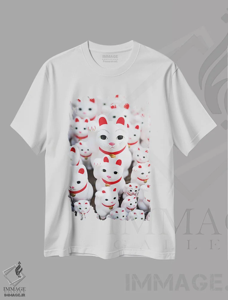 تیشرت سفید طرح دار مجسمهٔ گربه مانکینکو به عنوان نشانه ای از خوش شانسی، مدیوم اثر یان بکه | فروشگاه ایماژ