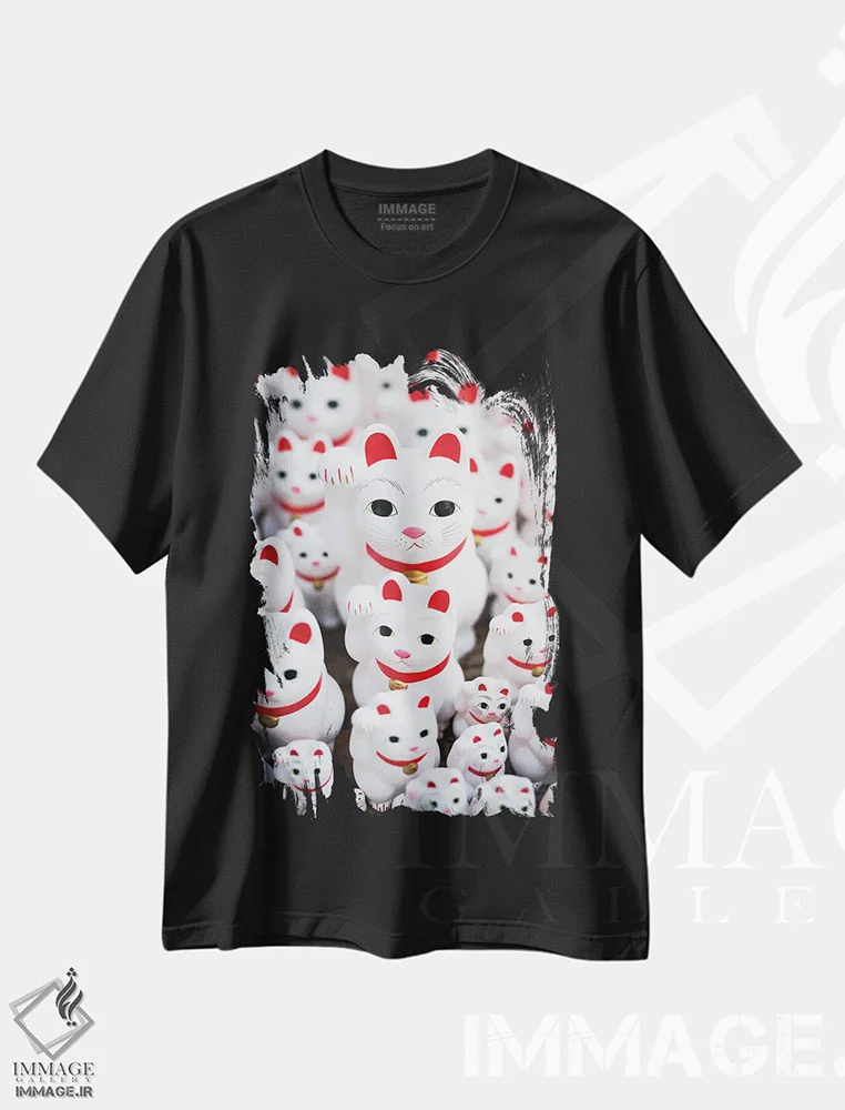 تیشرت مشکی طرح دار مجسمهٔ گربه مانکینکو به عنوان نشانه ای از خوش شانسی، مدیوم اثر یان بکه | immage.ir