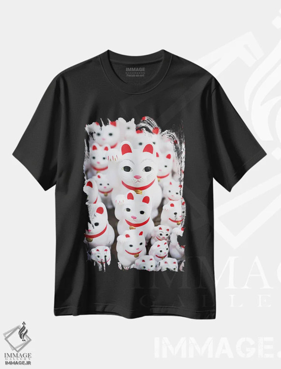 تیشرت مشکی طرح دار مجسمهٔ گربه مانکینکو به عنوان نشانه ای از خوش شانسی، مدیوم اثر یان بکه | immage.ir