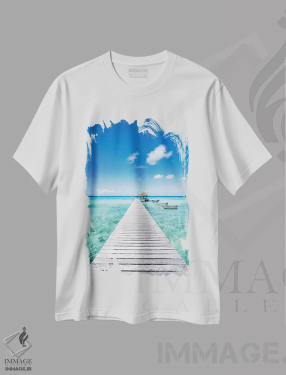 تیشرت سفید طرح دار اسکله چوبی در ساحل، مدیوم اثر یان بکه | فروشگاه ایماژ