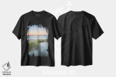 تیشرت مشکی طرح دار منظره تپه های شنی در ساحل هنگام غروب آفتاب، مدیوم اثر یان بکه | فروشگاه ایماژ