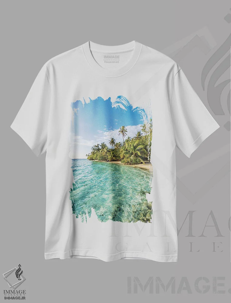 تیشرت سفید طرح دار جزیره گرمسیری با درختان نخل در مالدیو، مدیوم اثر یان بکه | فروشگاه ایماژ