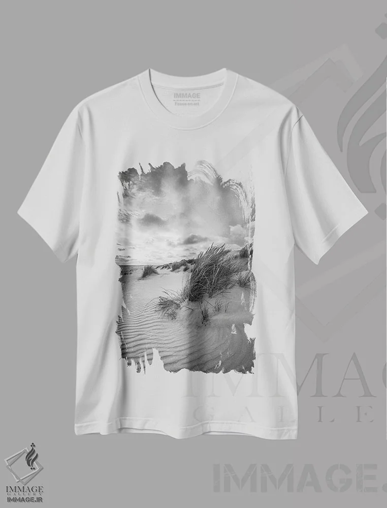 تیشرت سفید طرح دار منظره تپه های شنی با چمن ساحلی، عکاسی سیاه و سفید اثر یان بکه | فروشگاه ایماژ