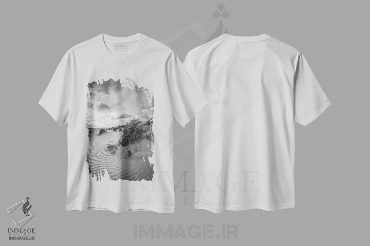 تیشرت سفید طرح دار منظره تپه های شنی با چمن ساحلی، عکاسی سیاه و سفید اثر یان بکه | فروشگاه ایماژ