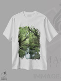 تیشرت سفید طرح دار جنگل رازآلود با خزه سبز و جوی جنگلی، مدیوم اثر یان بکه | immage.ir