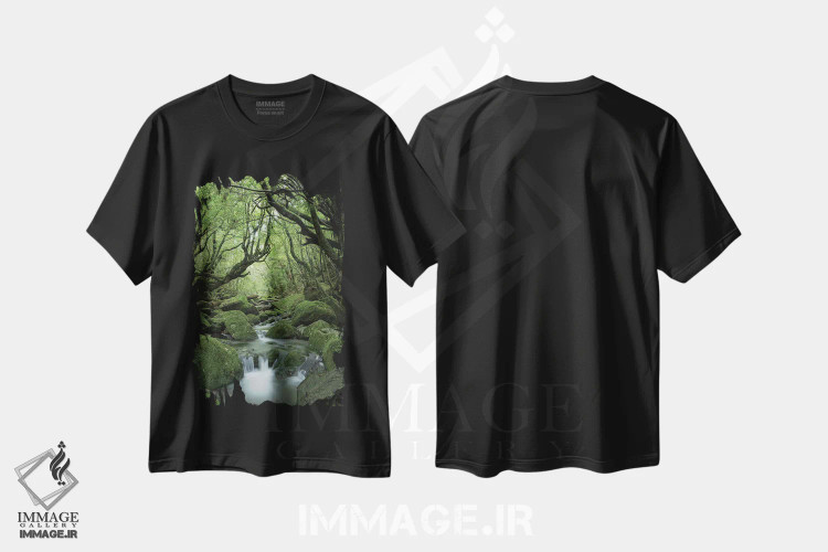 تیشرت مشکی طرح دار جنگل رازآلود با خزه سبز و جوی جنگلی، مدیوم اثر یان بکه | فروشگاه ایماژ