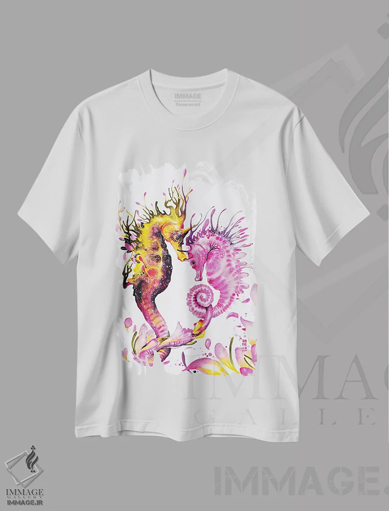 تیشرت سفید طرح دار پیوند قلب ها، تزئینی اثر جونگکی | immage.ir