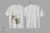 تیشرت سفید طرح دار شکوفه هیبیسکوس و مرغ مگس خوار ۲، تزئینی اثر جنیفر پکستون پارکر | فروشگاه ایماژ