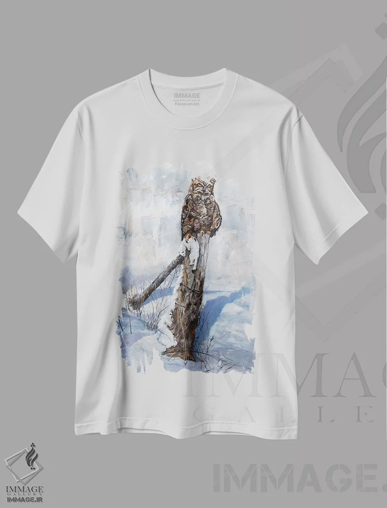 تیشرت سفید طرح دار تلفات زمستانی، دکور کلبه و لژ اثر یان پرلی | immage.ir