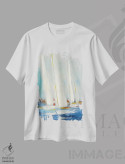 تیشرت سفید طرح دار مسابقهٔ قایقرانی تابستانی دوم، تزئینی اثر جولیا پورینتون | immage.ir