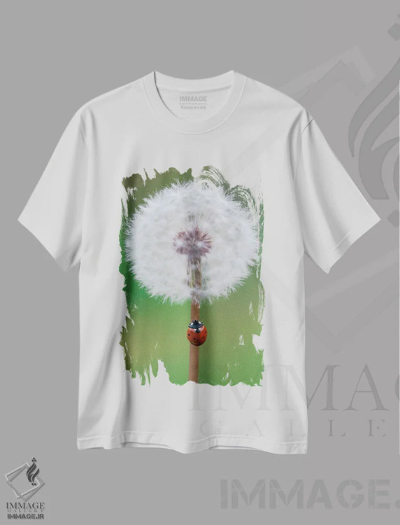تیشرت سفید طرح دار کفشدوزک روی قاصدک، عکاسی ماکرو اثر جفرسون کاستلاری | فروشگاه ایماژ