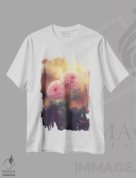 تیشرت سفید طرح دار یک جفت دالیای کوچک صورتی، عکاسی ماکرو اثر جفرسون کاستلاری | immage.ir