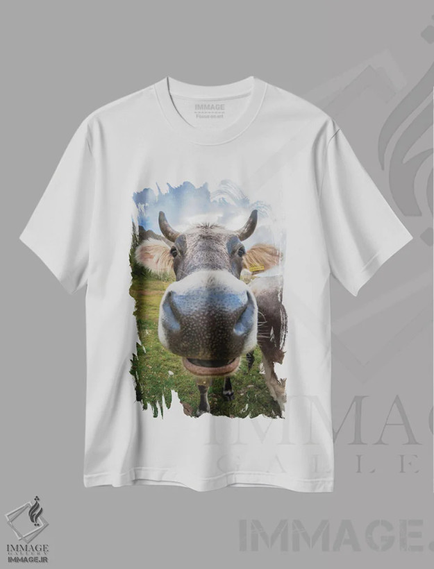 تیشرت سفید طرح دار نمای نزدیک چشم ماهی از یک گاو با حالت بامزه، عکاسی ماکرو اثر جفرسون کاستلاری | فروشگاه ایماژ