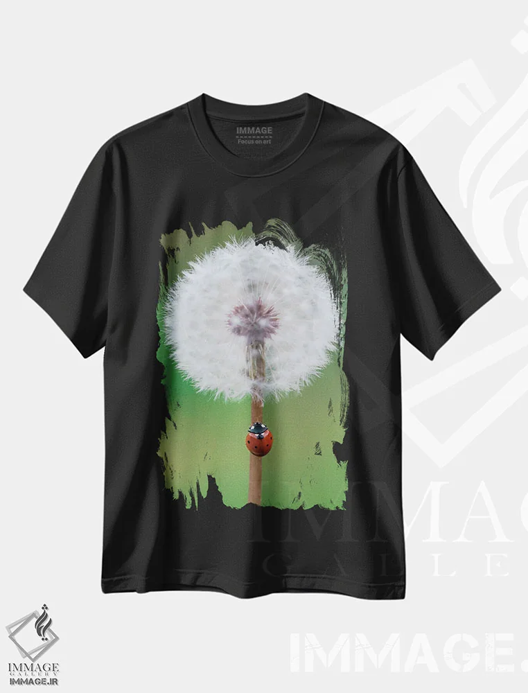 تیشرت مشکی طرح دار کفشدوزک روی قاصدک، عکاسی ماکرو اثر جفرسون کاستلاری | immage.ir