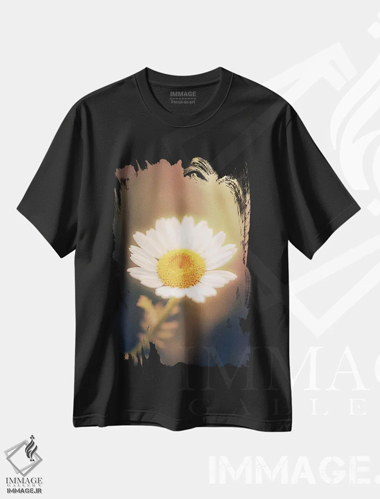 تیشرت مشکی طرح دار نمای نزدیک گل بابونه، عکاسی ماکرو اثر جفرسون کاستلاری | immage.ir