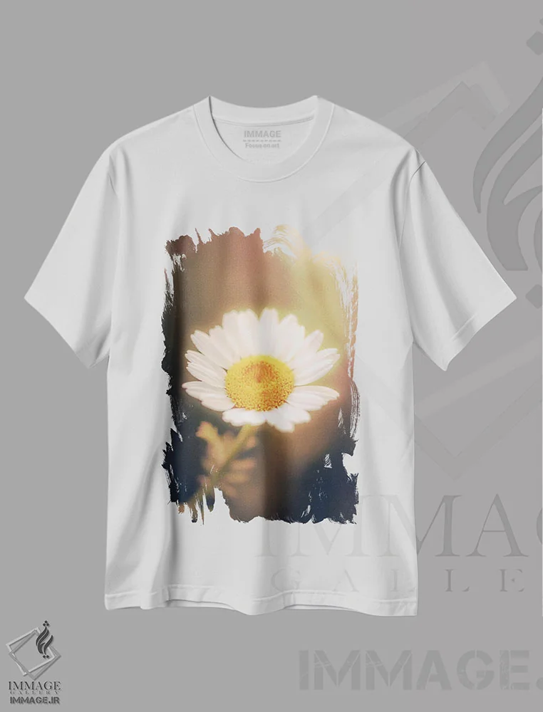 تیشرت سفید طرح دار نمای نزدیک گل بابونه، عکاسی ماکرو اثر جفرسون کاستلاری | فروشگاه ایماژ