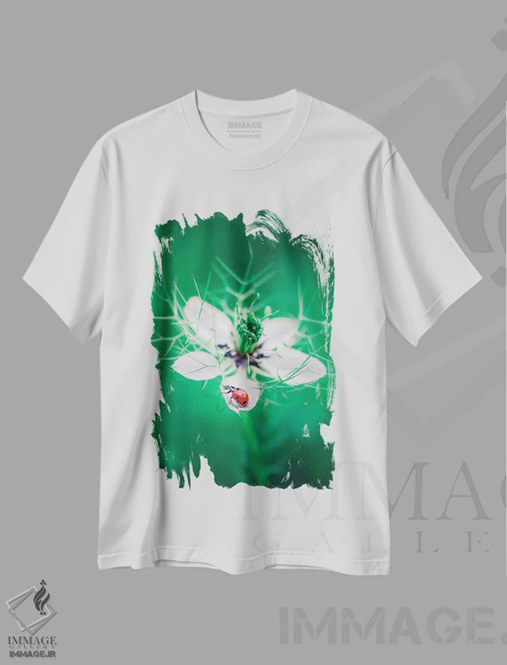تیشرت سفید طرح دار کفشدوزک قرمز، عکاسی ماکرو اثر جفرسون کاستلاری | immage.ir