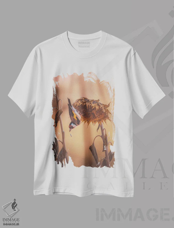 تیشرت سفید طرح دار سهره طلایی روی آفتابگردان، عکاسی ماکرو اثر جفرسون کاستلاری | فروشگاه ایماژ
