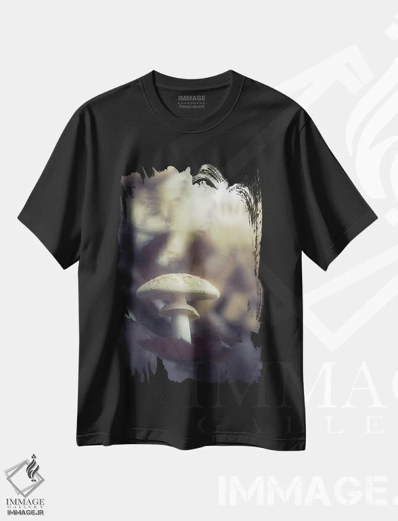تیشرت مشکی طرح دار قارچ در جنگل، عکاسی ماکرو اثر جفرسون کاستلاری | immage.ir