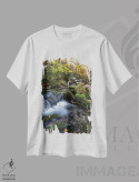 تیشرت سفید طرح دار نهر آرامش بخش، مدیوم اثر عکاسی جاناتان راس | فروشگاه ایماژ