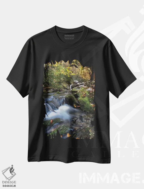 تیشرت مشکی طرح دار نهر آرامش بخش، مدیوم اثر عکاسی جاناتان راس | immage.ir