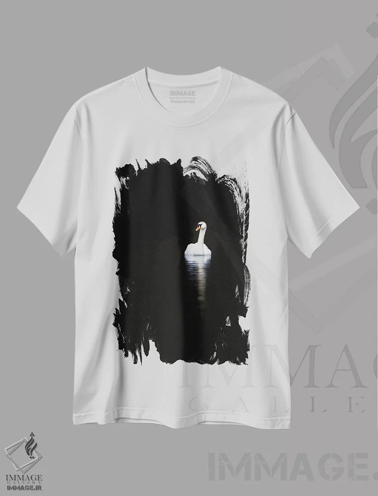 تیشرت سفید طرح دار قوی سفید با بازتاب در آب آرام، عکاسی سیاه و سفید اثر جین ریکس | immage.ir