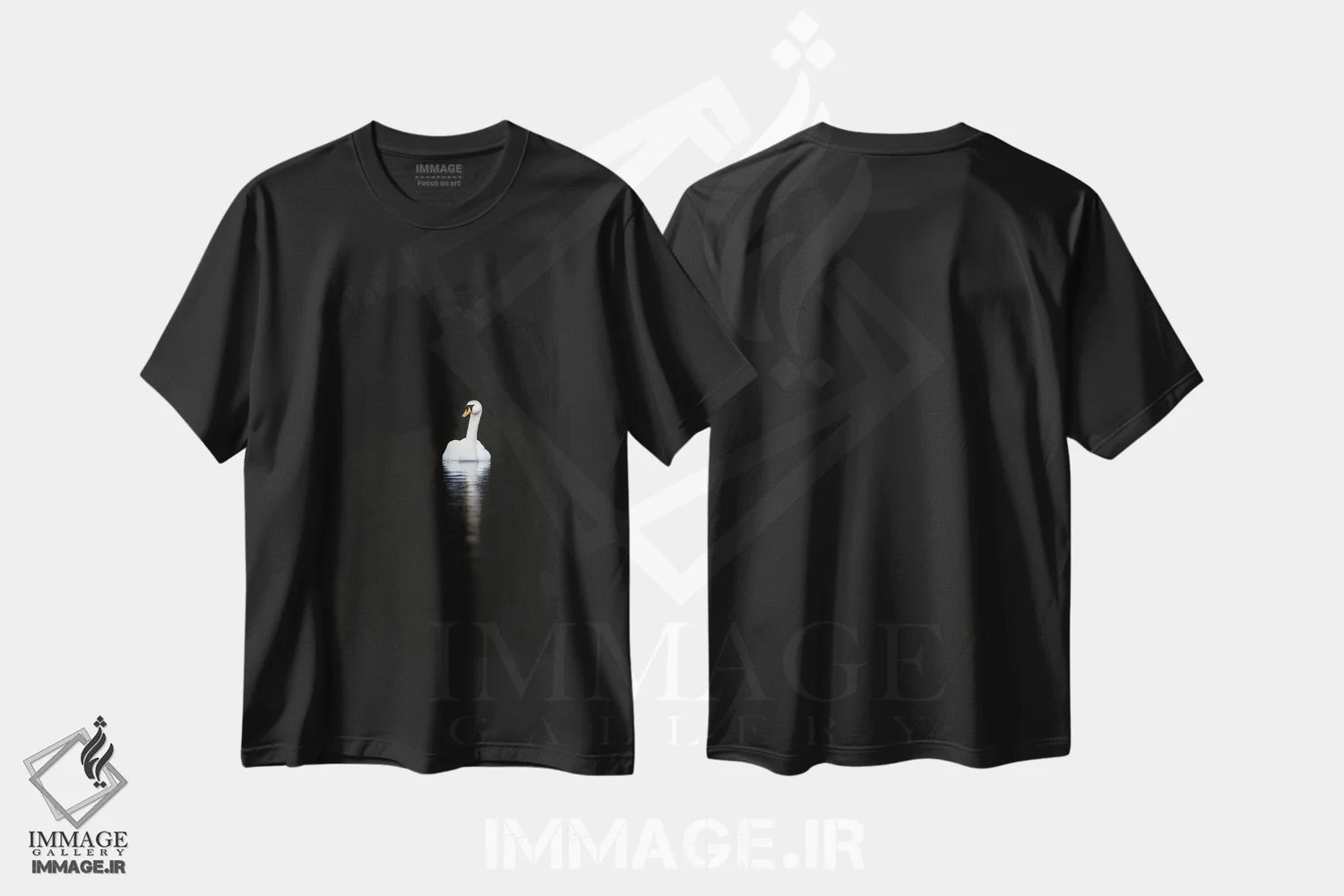 تیشرت مشکی طرح دار قوی سفید با بازتاب در آب آرام، عکاسی سیاه و سفید اثر جین ریکس | فروشگاه ایماژ