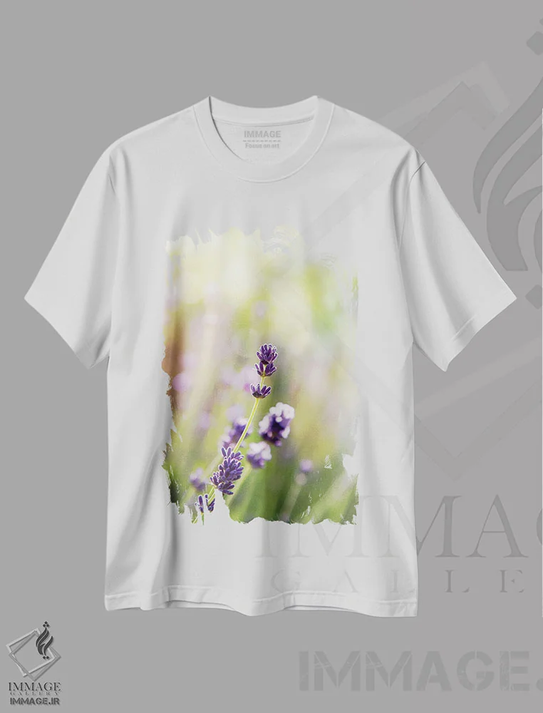 تیشرت سفید طرح دار یک ساقه اسطوخودوس فرانسوی، عکاسی ماکرو اثر جین ریکس | immage.ir