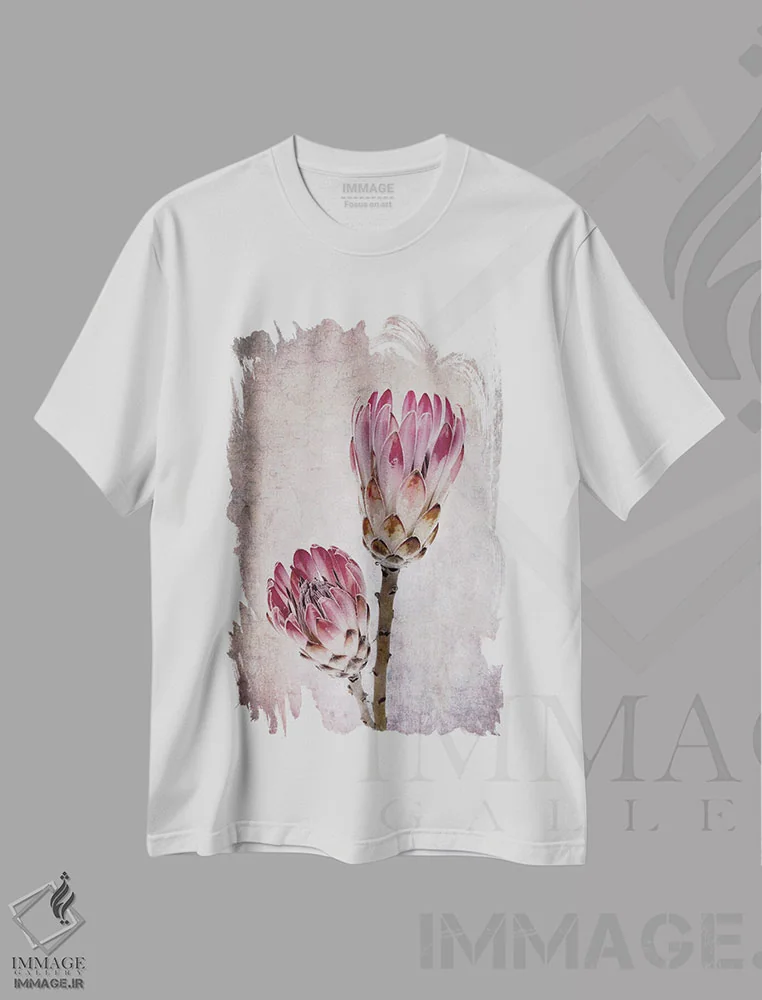 تیشرت سفید طرح دار گل های پروتئا به رنگ صورتی، عکاسی ماکرو اثر جین ریکس | فروشگاه ایماژ