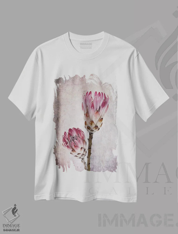 تیشرت سفید طرح دار گل های پروتئا به رنگ صورتی، عکاسی ماکرو اثر جین ریکس | فروشگاه ایماژ