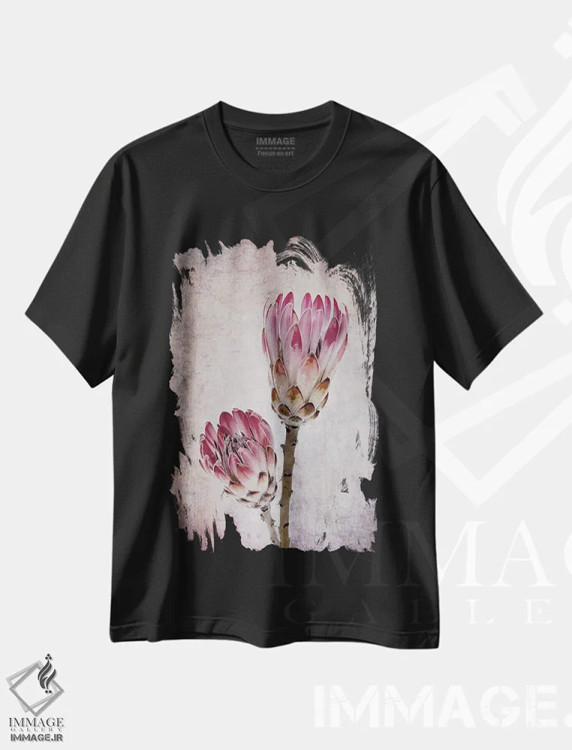 تیشرت مشکی طرح دار گل های پروتئا به رنگ صورتی، عکاسی ماکرو اثر جین ریکس | immage.ir