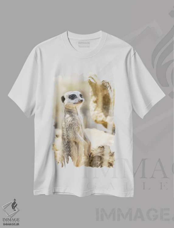 تیشرت سفید طرح دار نگهبان میرکت در آفتاب، مدیوم اثر جین ریکس | immage.ir