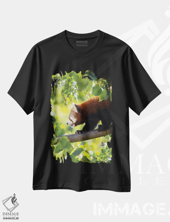 تیشرت مشکی طرح دار پاندای قرمز در حال راه رفتن بر شاخه درخت، مدیوم اثر جین ریکس | فروشگاه ایماژ