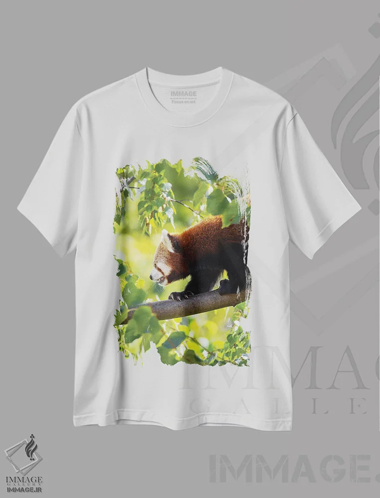 تیشرت سفید طرح دار پاندای قرمز در حال راه رفتن بر شاخه درخت، مدیوم اثر جین ریکس | immage.ir
