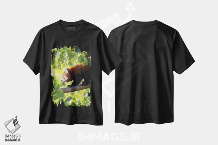 تیشرت مشکی طرح دار پاندای قرمز در حال راه رفتن بر شاخه درخت، مدیوم اثر جین ریکس | فروشگاه ایماژ