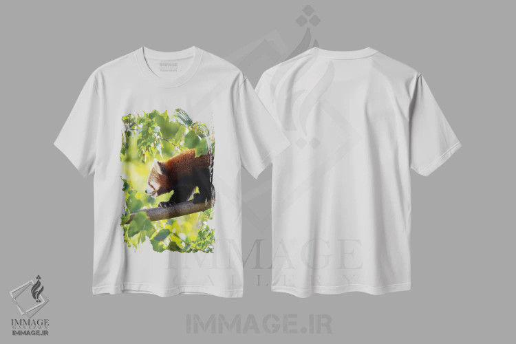 تیشرت سفید طرح دار پاندای قرمز در حال راه رفتن بر شاخه درخت، مدیوم اثر جین ریکس | immage.ir