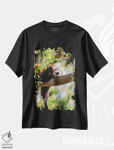 تیشرت مشکی طرح دار پاندای قرمز خوابیده روی درخت، عکاسی ماکرو اثر جین ریکس | فروشگاه ایماژ