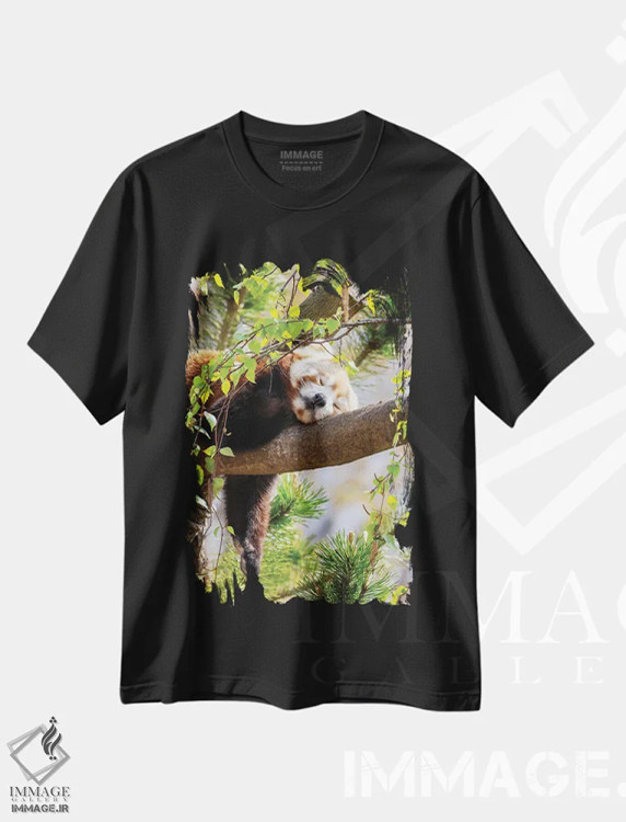 تیشرت مشکی طرح دار پاندای قرمز خوابیده روی درخت، عکاسی ماکرو اثر جین ریکس | فروشگاه ایماژ