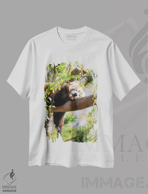 تیشرت سفید طرح دار پاندای قرمز خوابیده روی درخت، عکاسی ماکرو اثر جین ریکس | immage.ir