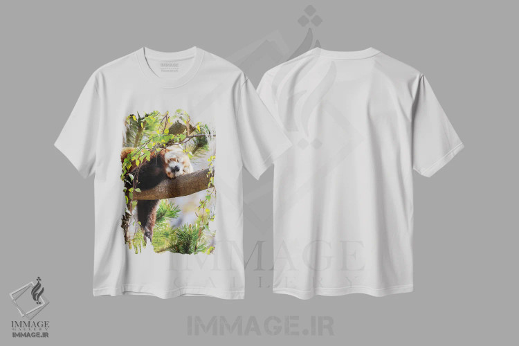 تیشرت سفید طرح دار پاندای قرمز خوابیده روی درخت، عکاسی ماکرو اثر جین ریکس | immage.ir