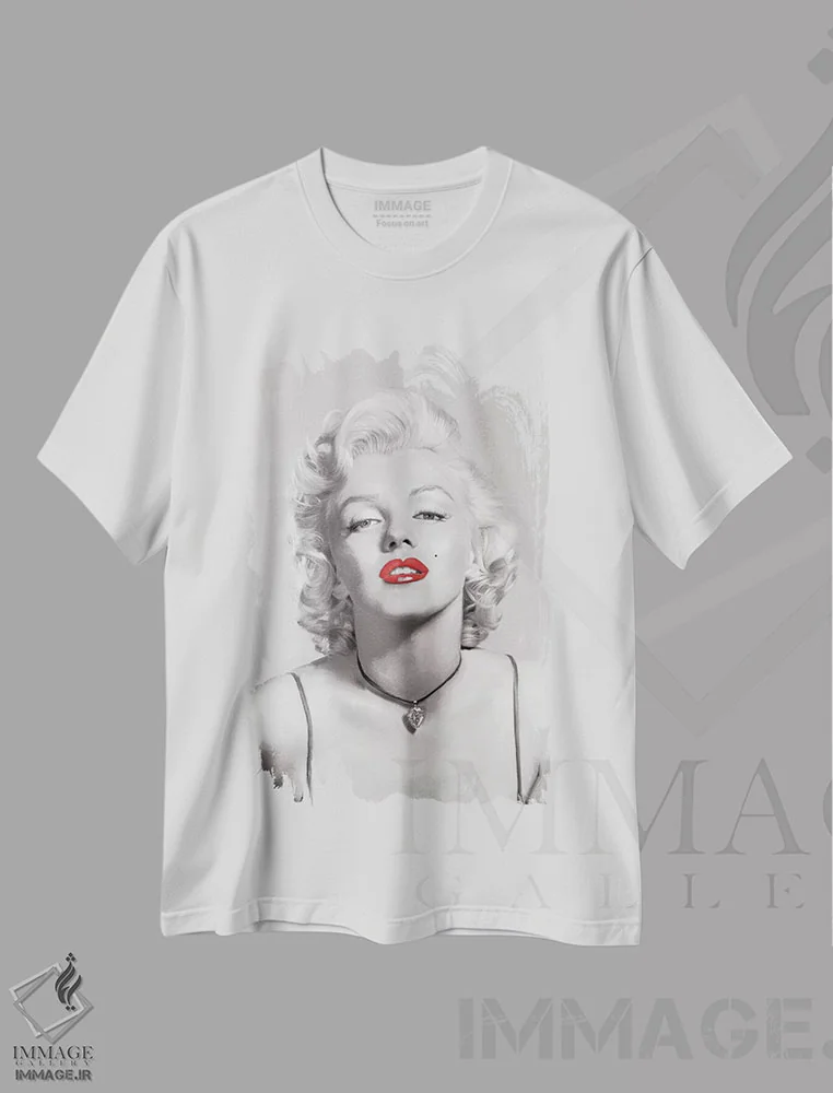 تیشرت سفید طرح دار نگاه عاشقانه با لب های قرمز در تصویر خاکستری، تزئینی اثر جری مایکلز | immage.ir
