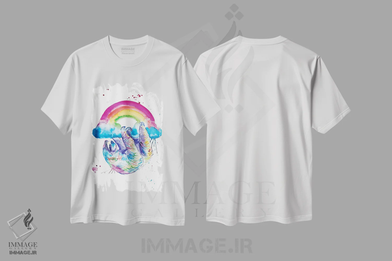 تیشرت سفید طرح دار تنبلی که از رنگین کمان آویزان است، مدیوم اثر جنیفر سیلی | فروشگاه ایماژ