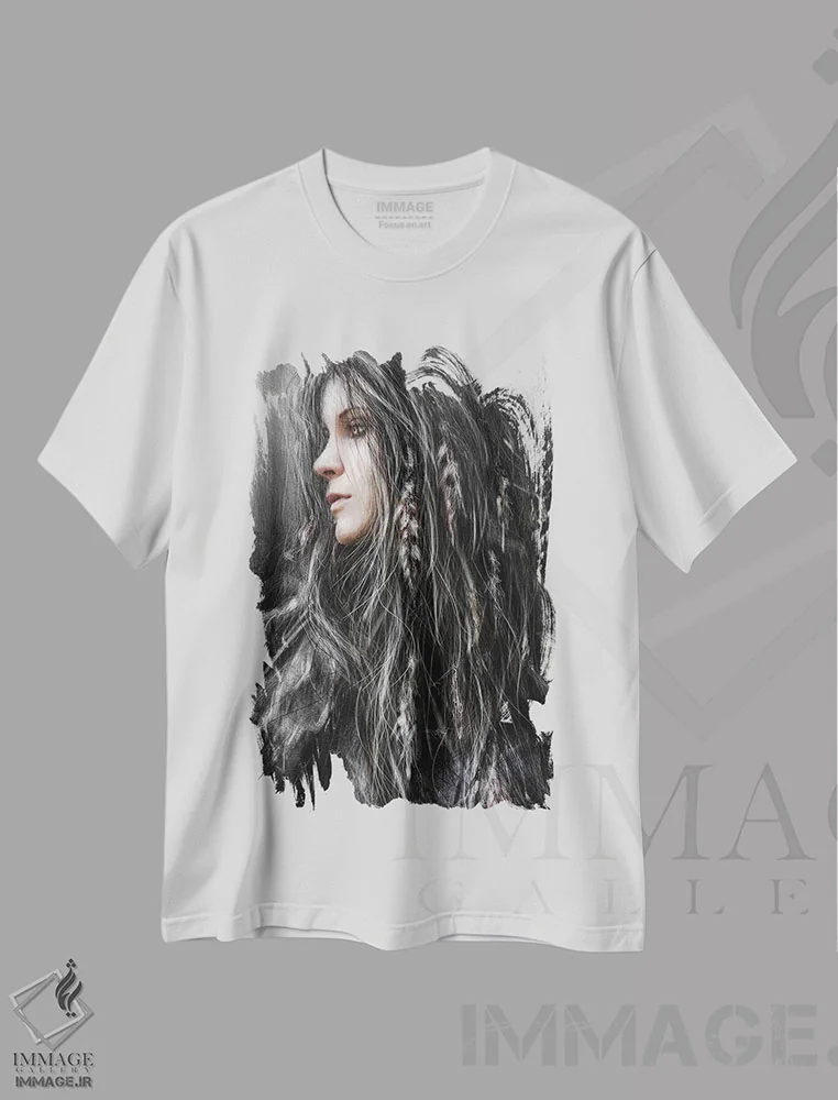 تیشرت سفید طرح دار پرها در موهایش، هنر دیجیتال اثر جاستین گِداک | فروشگاه ایماژ